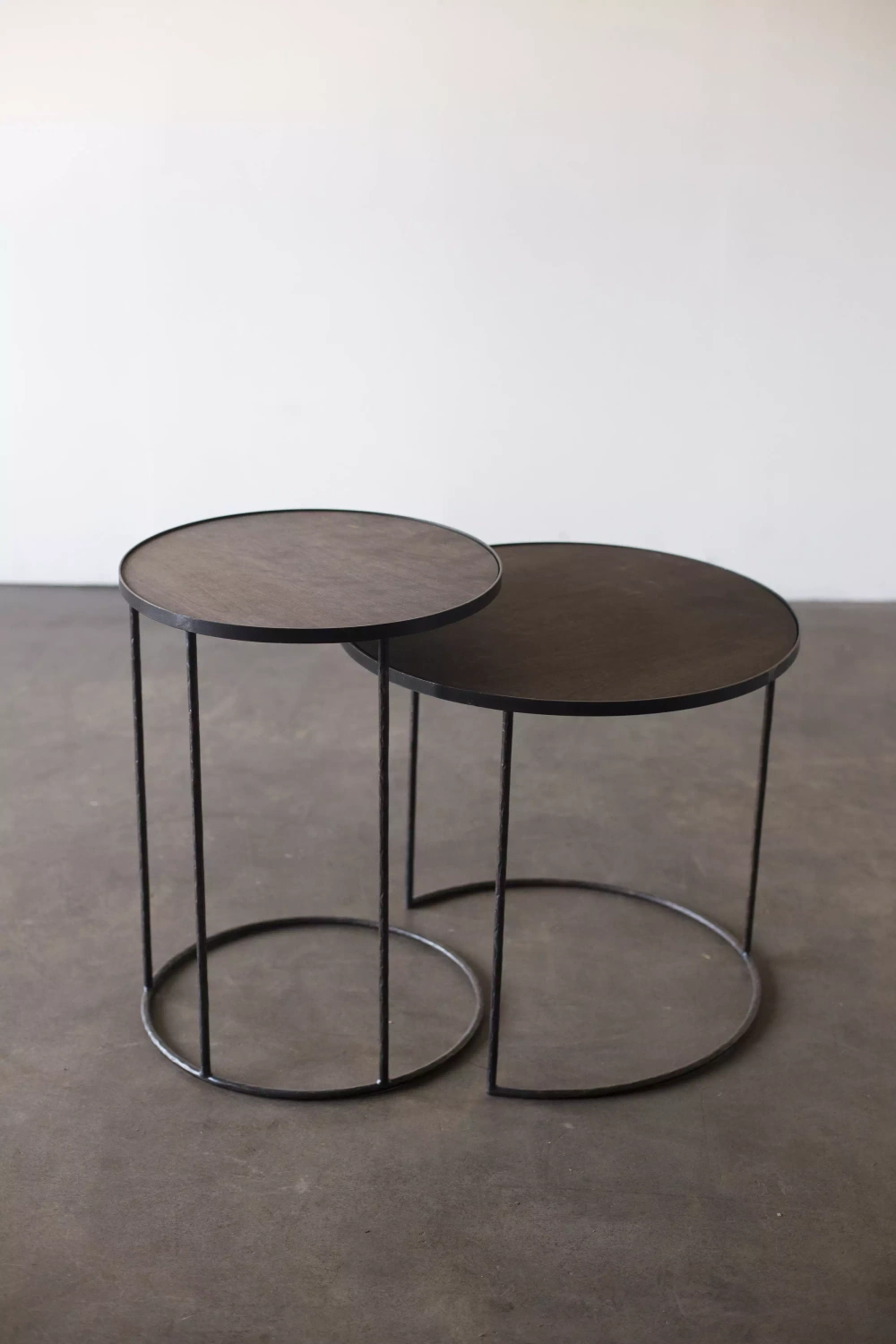 Ethnicraft :: Zestaw dwóch stolików Round Tray okrągłe rozm. S i L (bez tac)