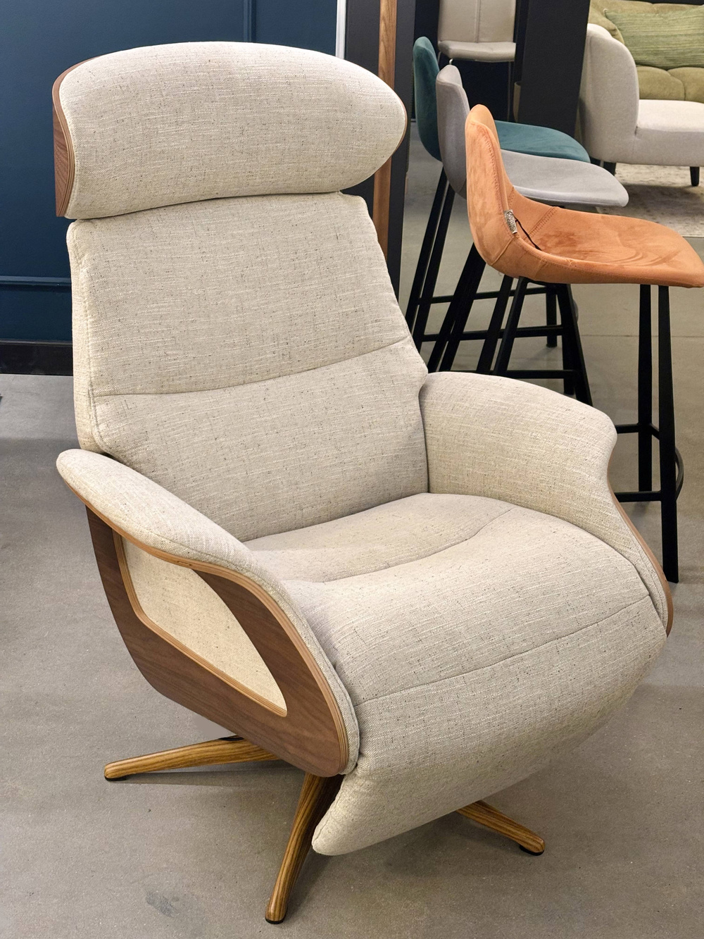 Flexlux : Fotel wypoczynkowy elektryczny Clement Medium Battery rozkładany orzechowy / beżowy