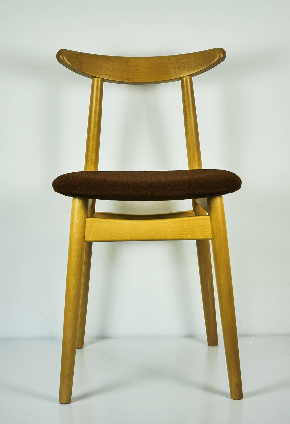 FAMEG :: Chair Finn brown / beech