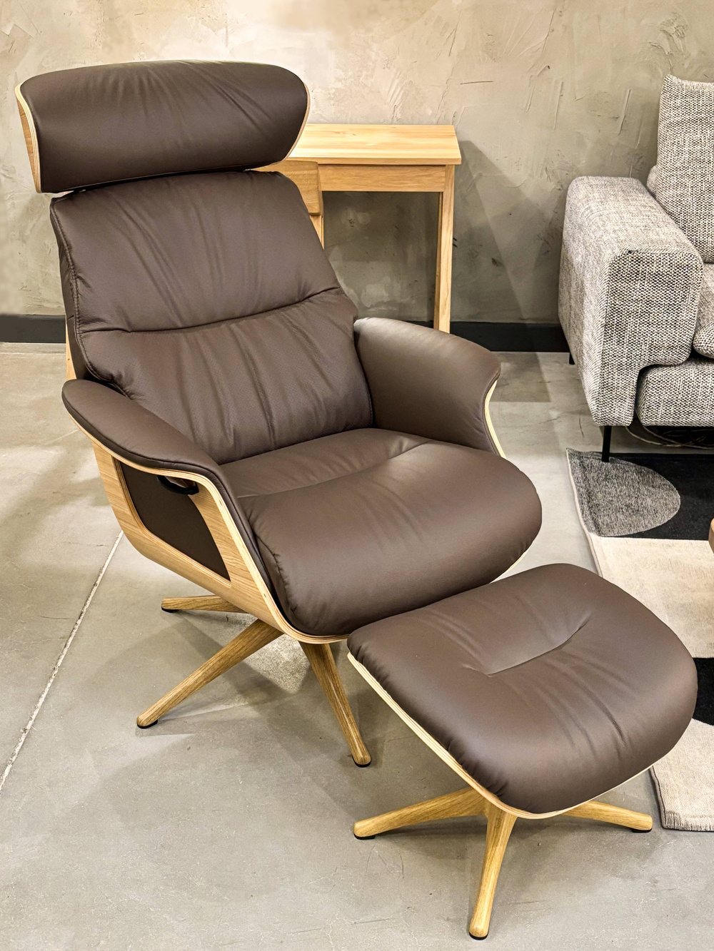 Flexlux :: Fotel tapicerowany Clement High Relax z podnóżkiem ciemnobrązowa skóra / dębowy