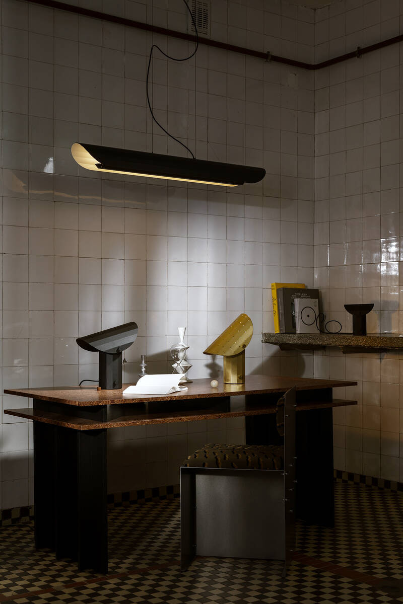 Kaspa :: Apolin linear pendant lamp, width 120 cm, black and white