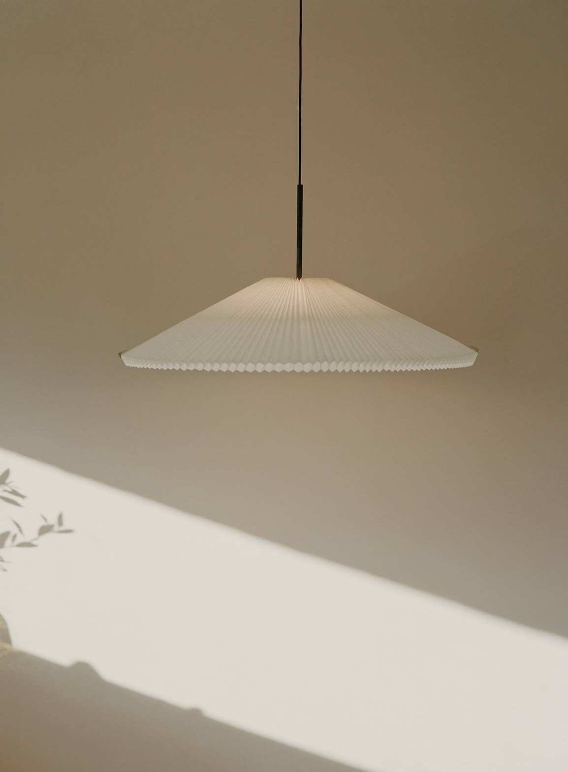 New Works :: Nebra Shape-Changing Pendant Lamp, Diameter 40-75 cm, White