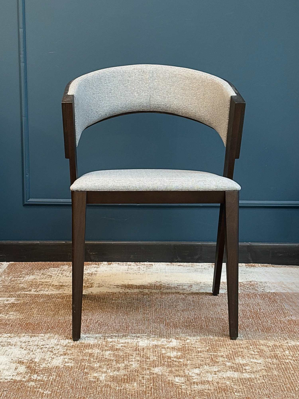 Fameg :: Cosy upholstered chair with armrests, light gray / dark walnut, width 55 cm
