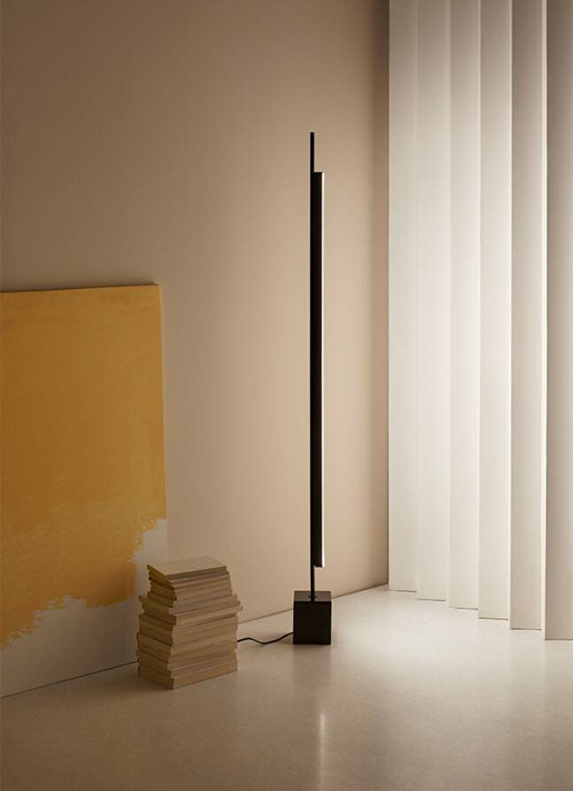 Aromas :: Lampa podłogowa Coln wys. 130 cm czarna podstawa marmurowa 