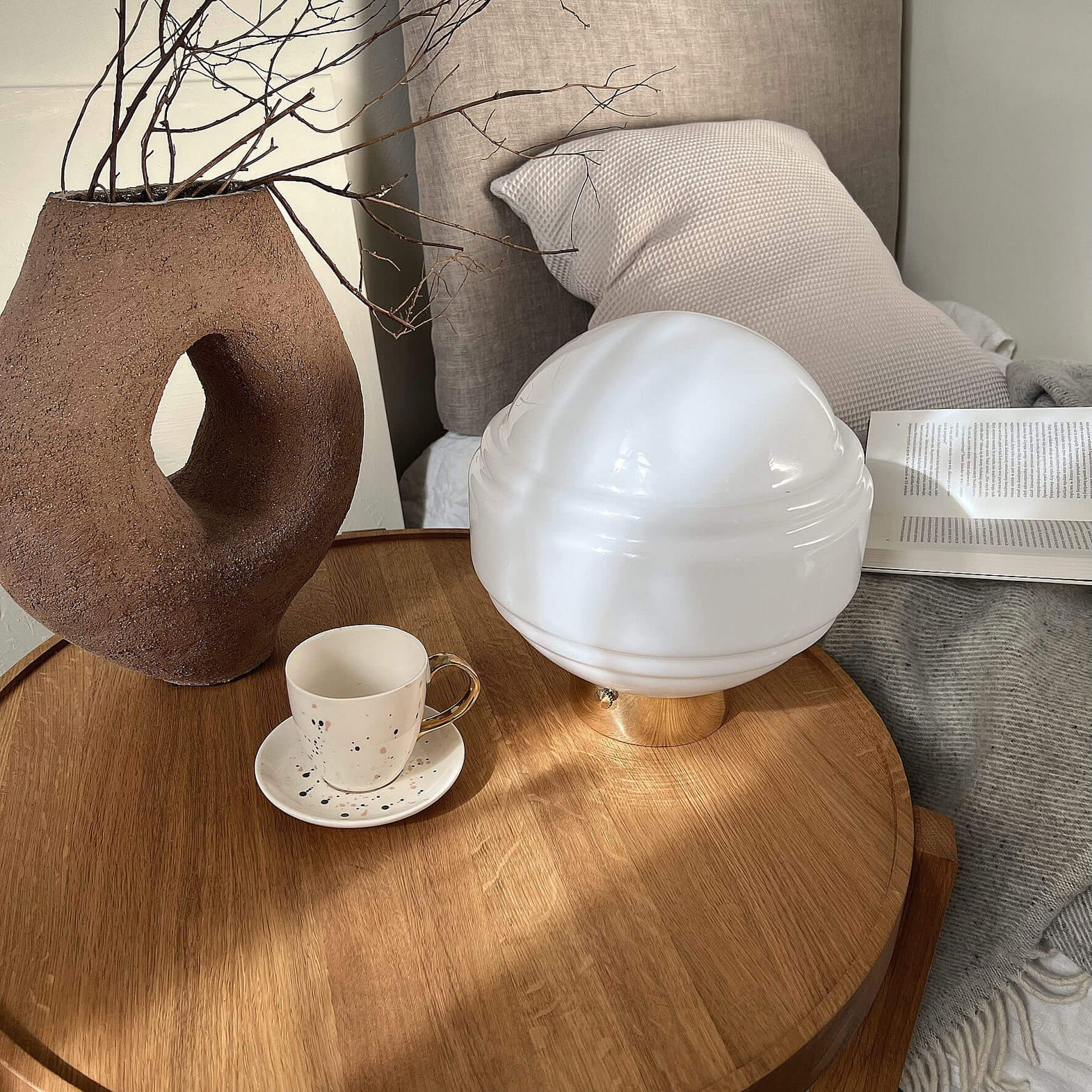 Embassy Interiors :: Szklana lampa stołowa Saturn biała śr. 25 cm