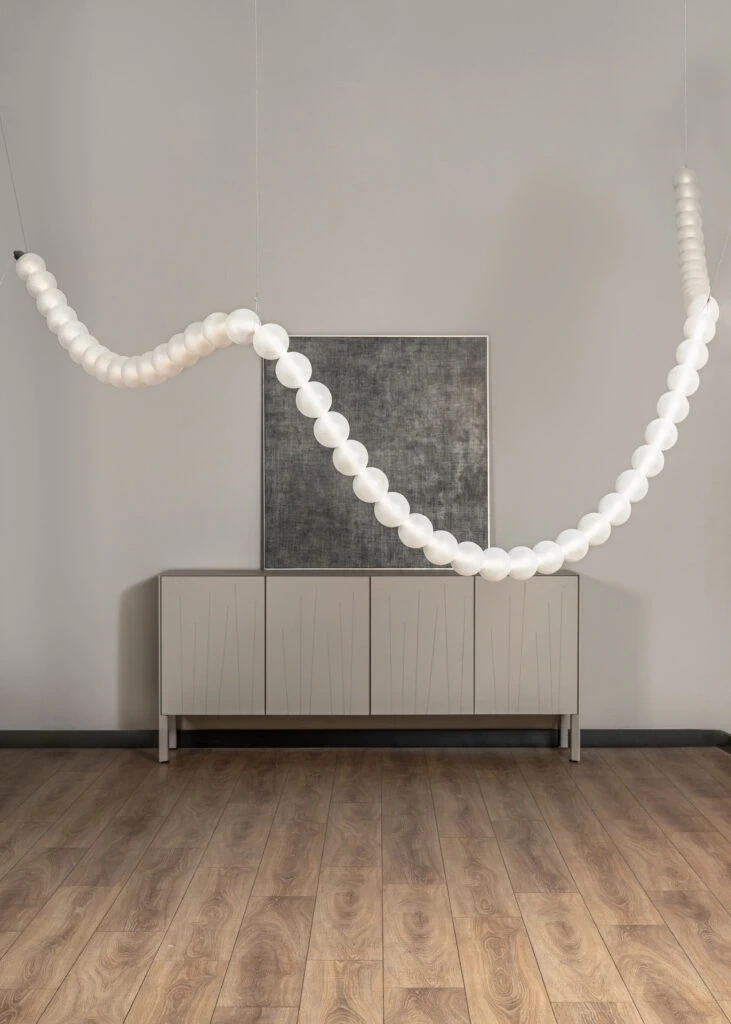 Loftlight :: Daisy 725 lamp, 38 balls, length 250 cm, sandblasted glass