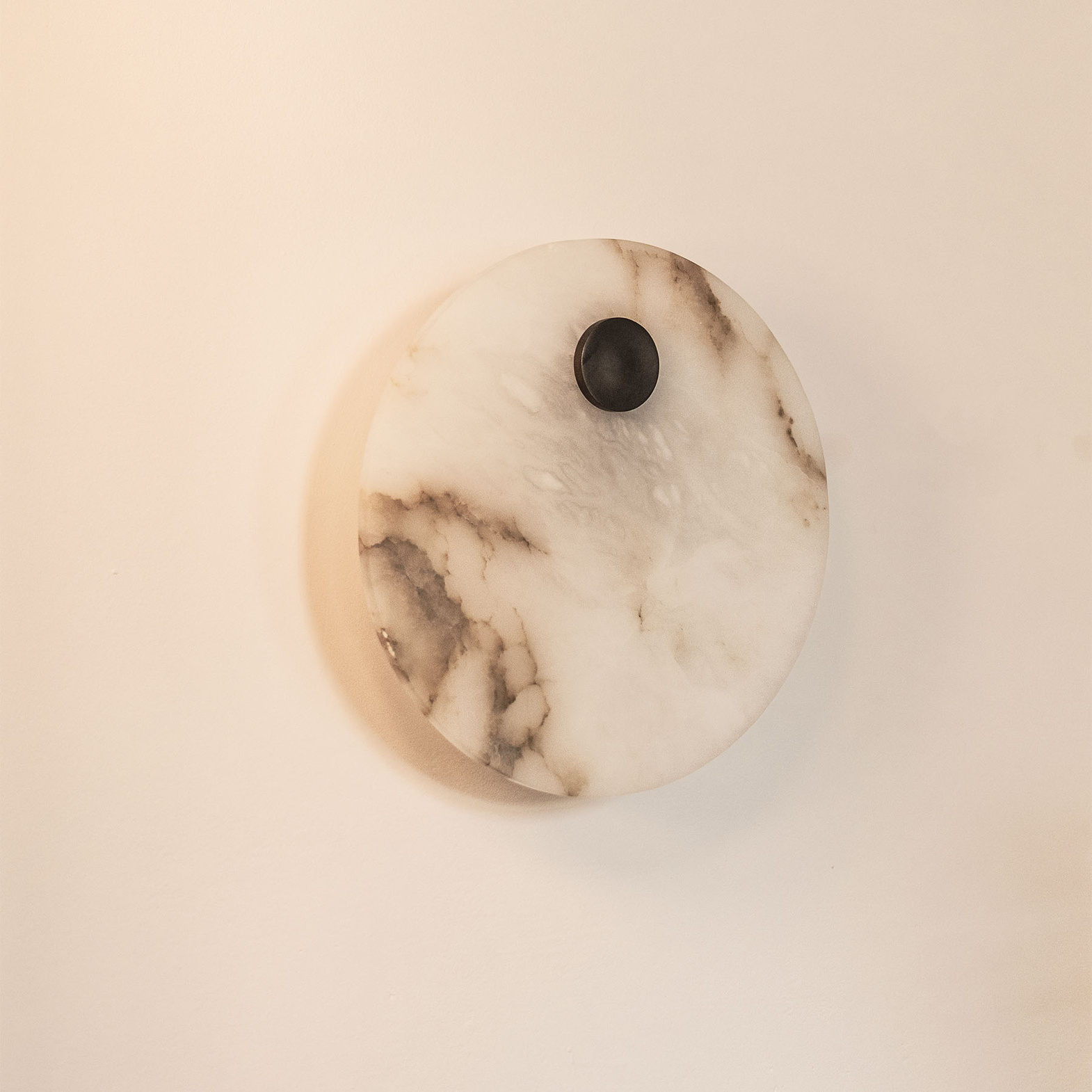 Embassy Interiors :: Eos Alabaster Wandleuchte / Wandleuchte, Durchmesser 30 cm, weißer Alabaster / Messing mit Patina