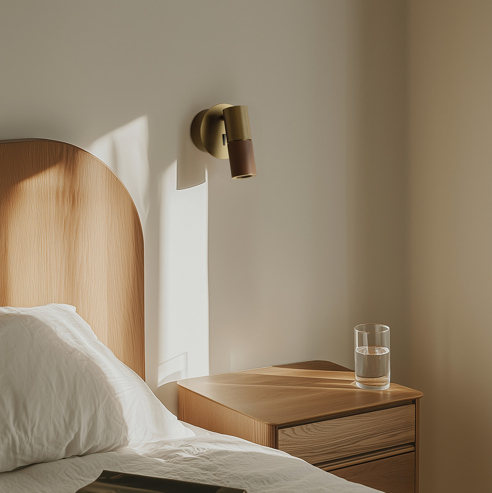 Aromas :: Lampa ścienna / kinkiet Tura C wys. 12 cm  złoty metal / czarna skóra