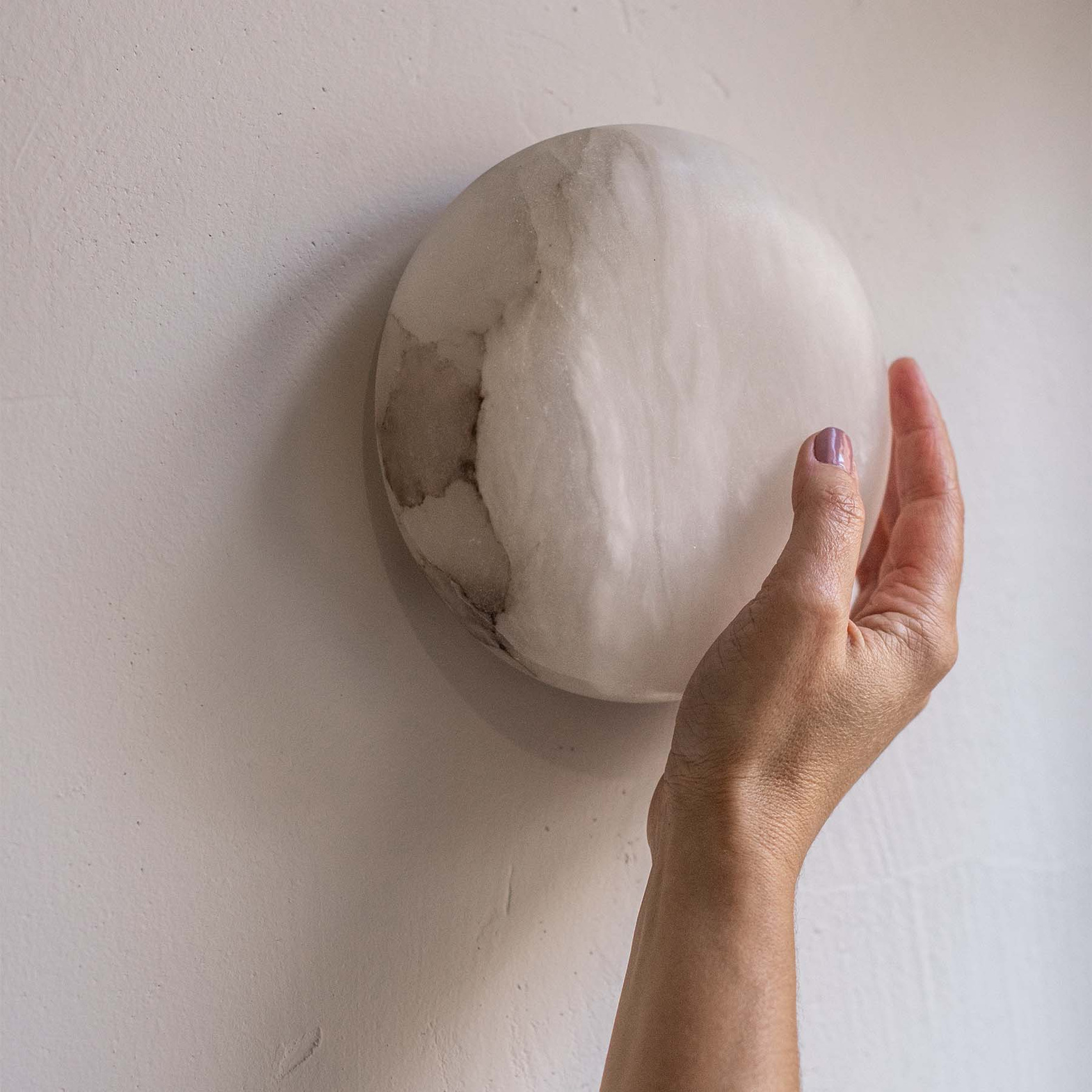 Embassy Interiors :: Lampa ścienna / Kinkiet Alkione alabaster śr. 15 cm wzór