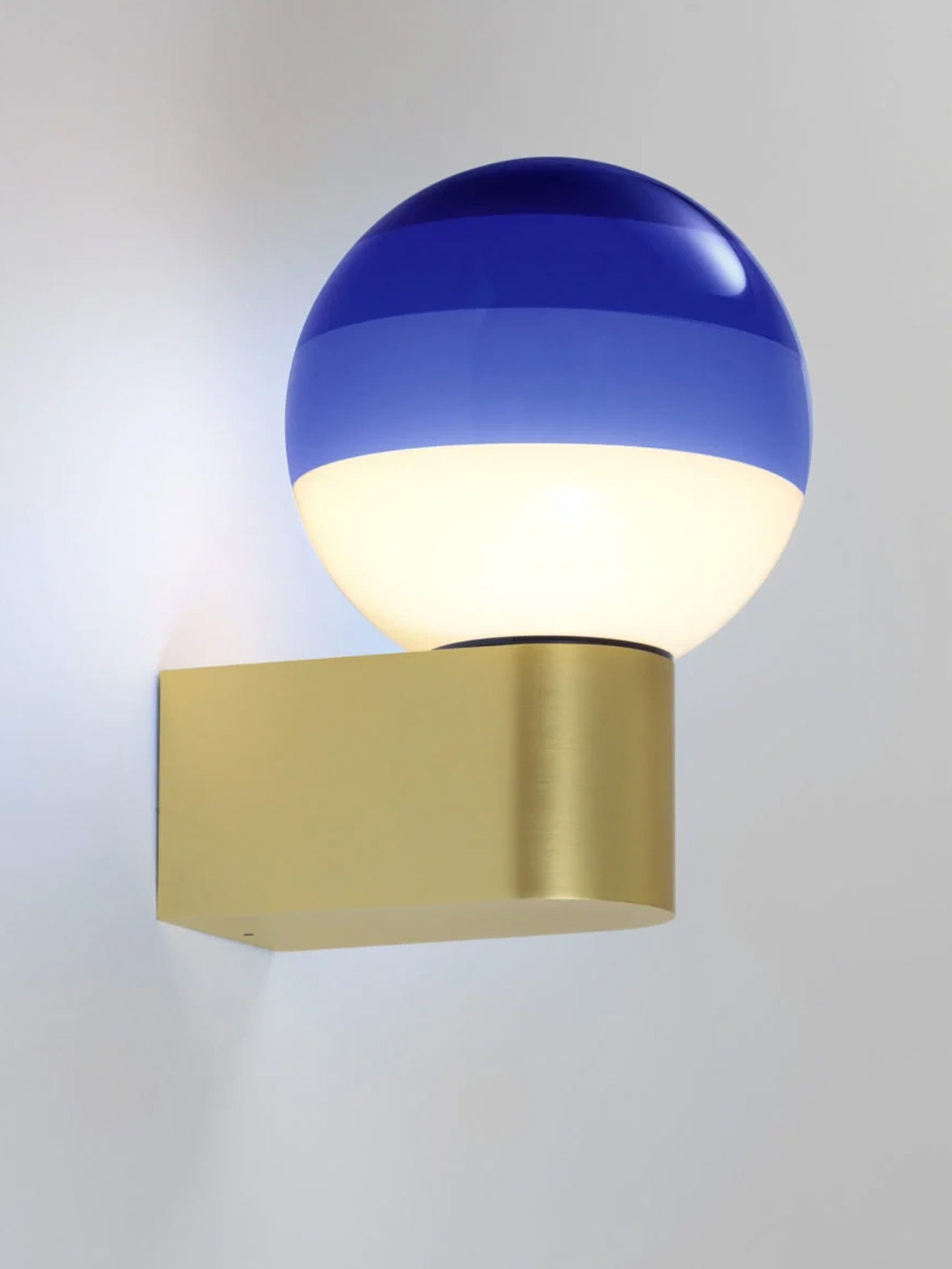 Marset :: Dipping wall lamp/sconce, diameter 12.5 cm, blue