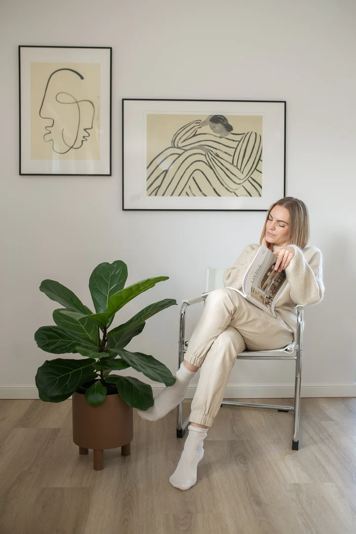 Loft Decora :: Bom blue metal flowerpot on legs, height 30 cm