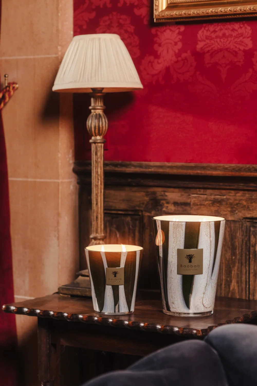 Baobab :: Świeca zapachowa Woods Sherwood rozmaryn / drewno cedrowe / wetyweria