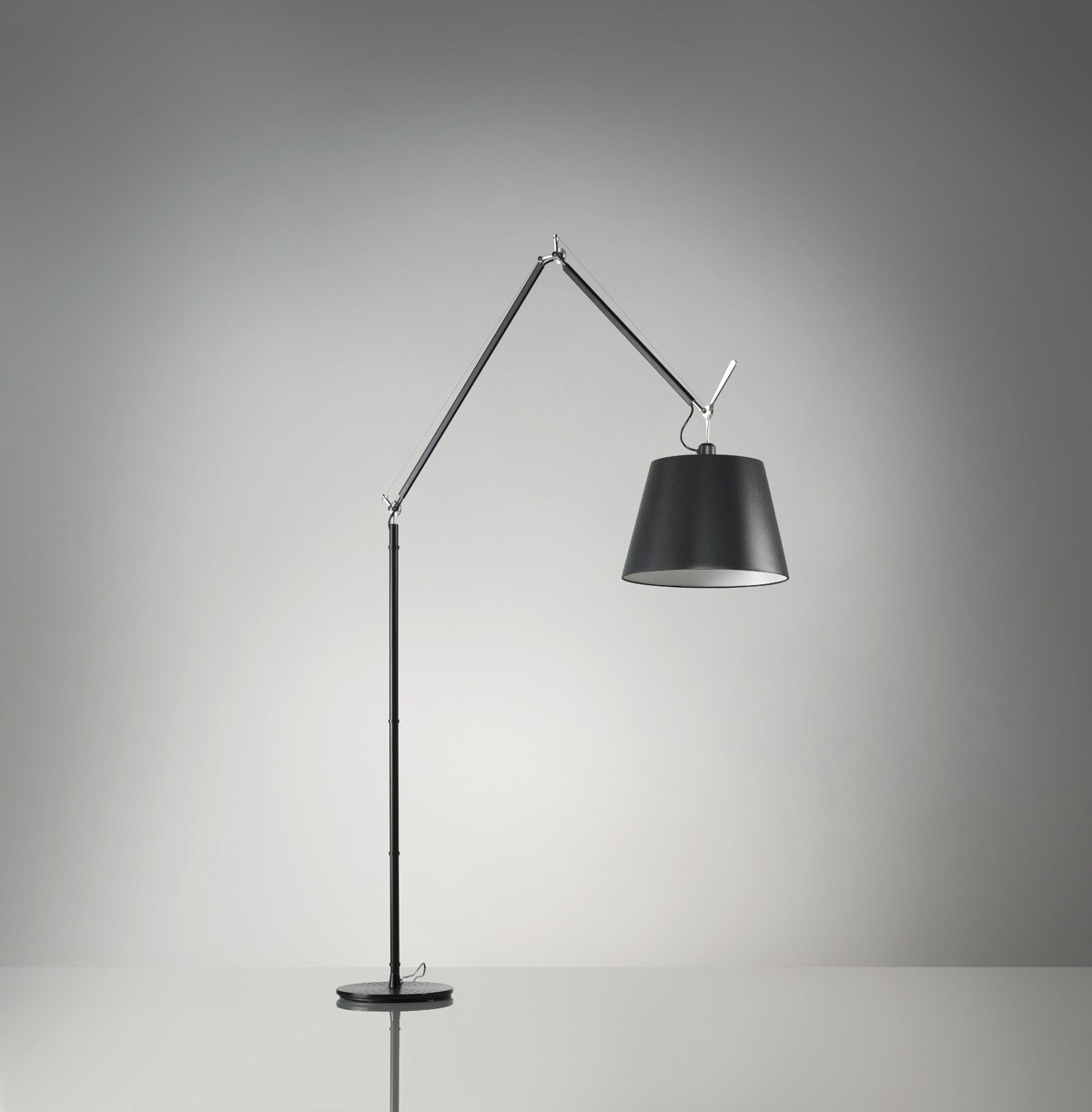Artemide :: Lampa podłogowa Tolomeo Mega czarna ze ściemniaczem śr. 42 cm