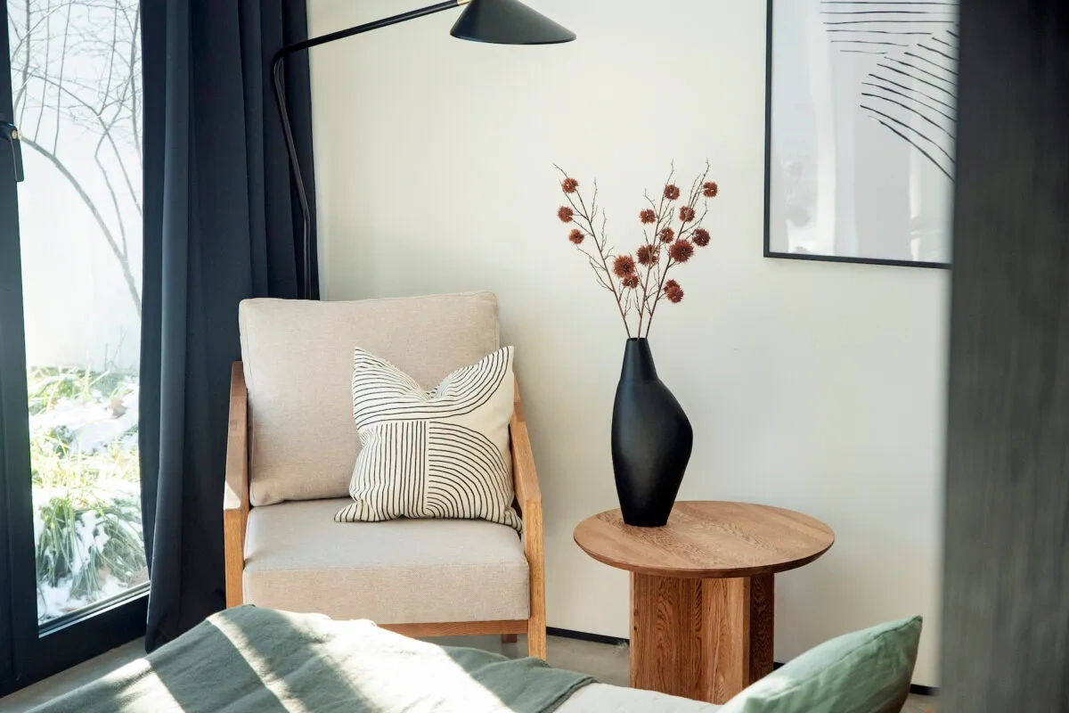 Szyszka Design :: Piko upholstered armchair, gray / natural oak, width 72 cm