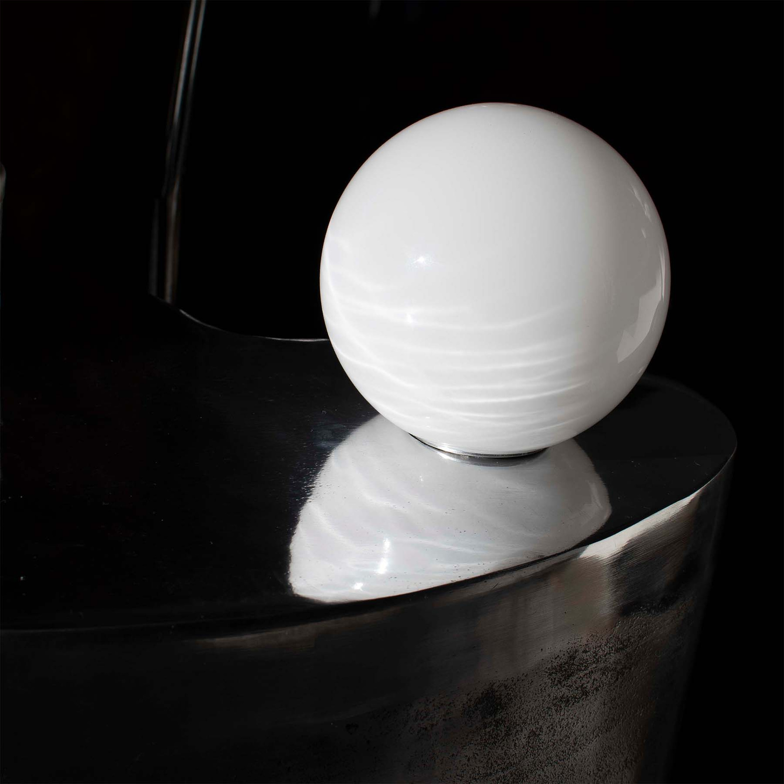 Embassy Interiors :: Aluminiumtisch mit Kugelleuchte / künstlerisches Lichtobjekt, Höhe 38 cm