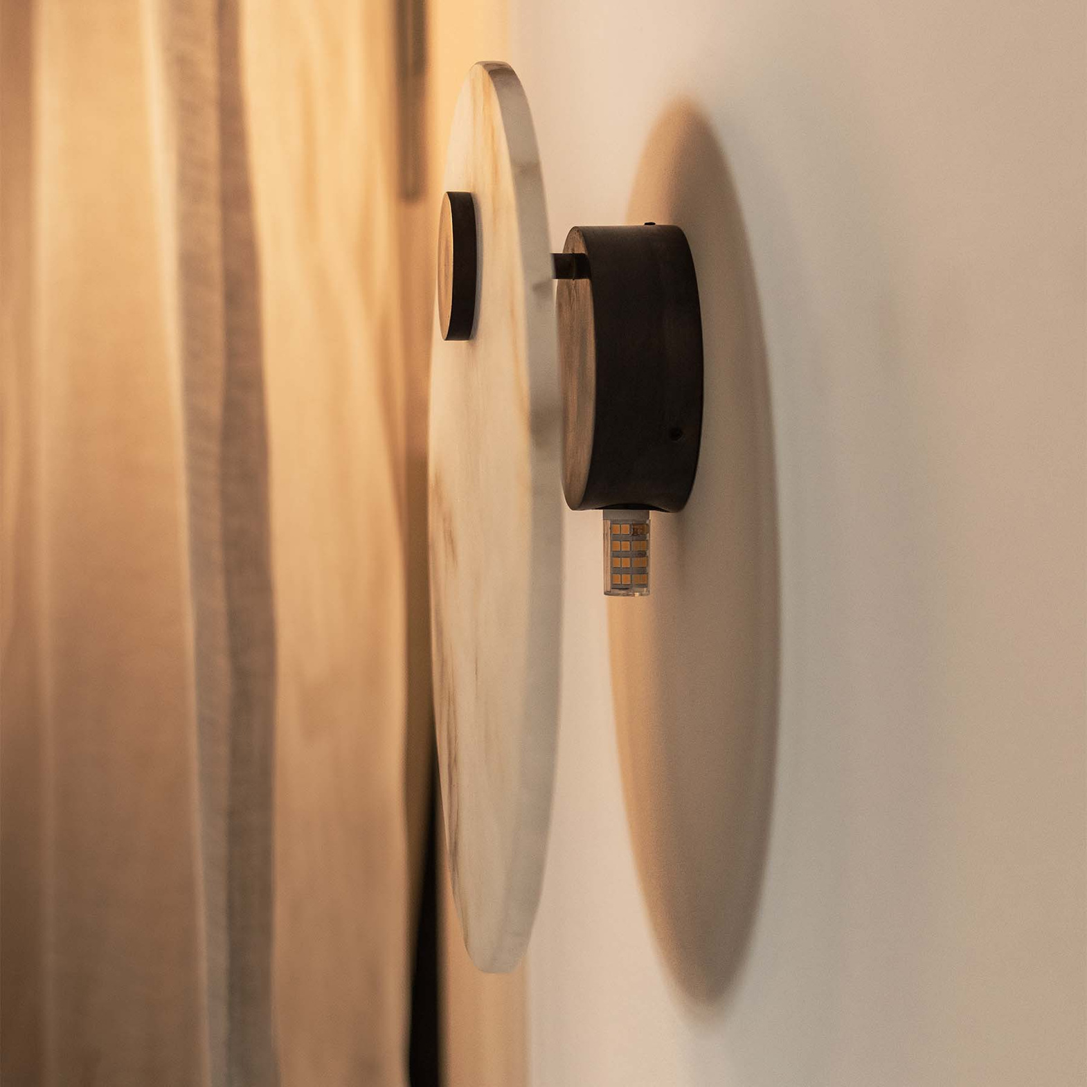 Embassy Interiors :: Eos alabaster wall lamp / sconce, diameter 30 cm, white alabaster / brass with patina