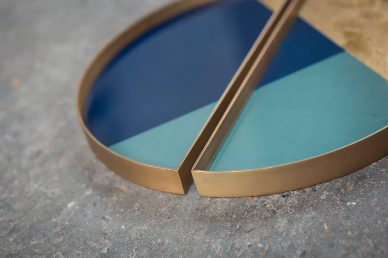 Ethnicraft :: Zestaw dwóch tac dekoracyjnych Geometric glass valet tray rozm. S