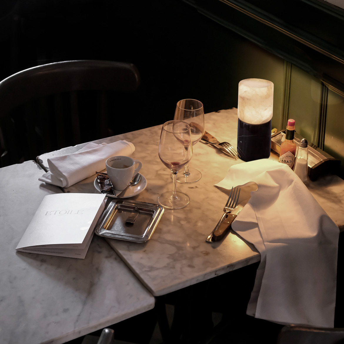 Robin :: Rock Tischleuchte, Höhe 19 cm, schwarzer Marmor / Alabasterschirm