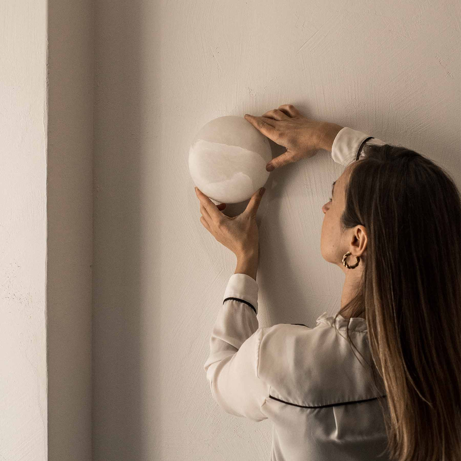 Embassy Interiors :: Lampa ścienna / Kinkiet Alkione alabaster śr. 15 cm biała