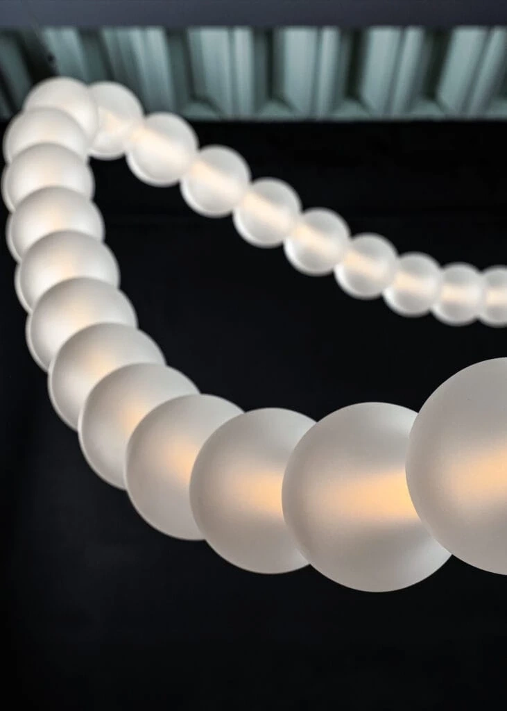 Loftlight :: Daisy Lampe, 75 Kugeln, Länge 500 cm, sandgestrahltes Glas