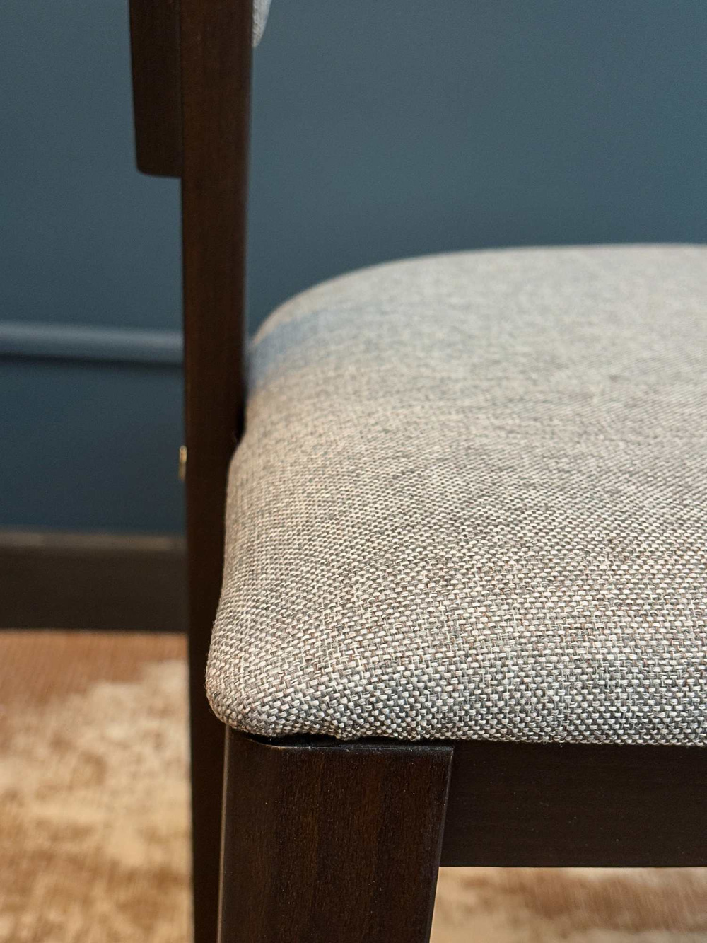 Fameg :: Cosy upholstered chair with armrests, light gray / dark walnut, width 55 cm