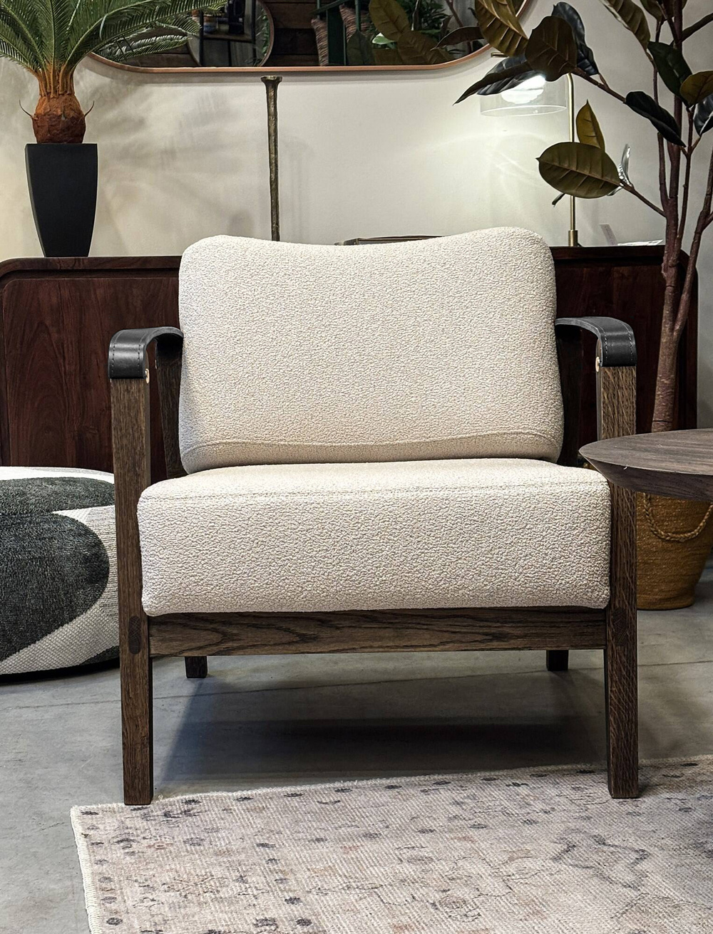 Nordic Line: Philip beige gepolsterter Sessel mit Lederarmlehnen