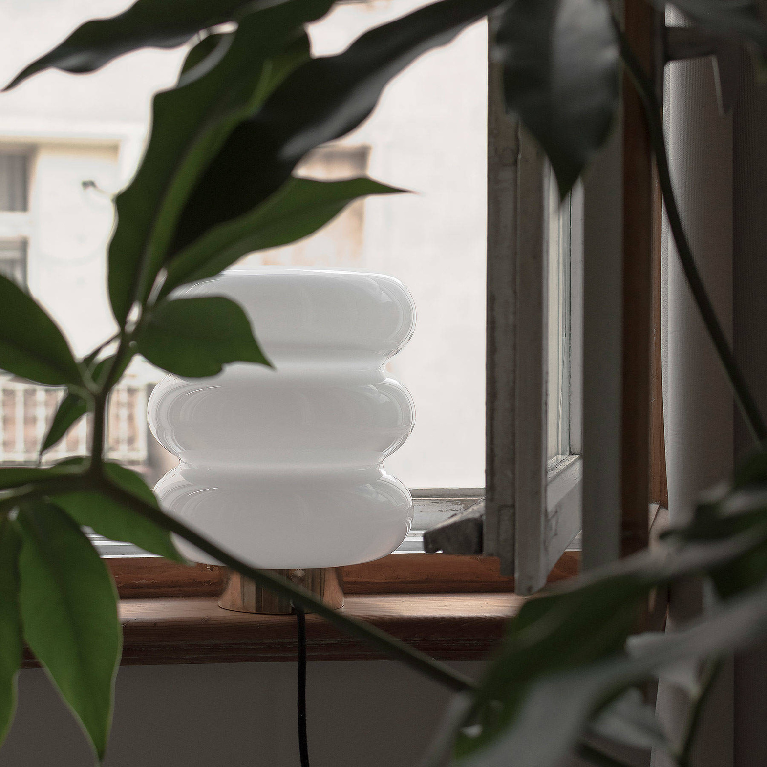 Embassy Interiors :: Glass table lamp Bibe white H: 29,5 cm