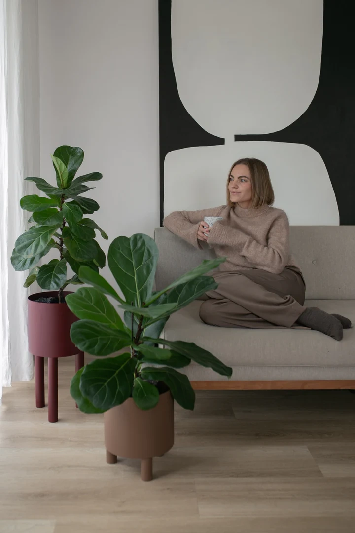 Loft Decora :: Blumentopf auf Beinen aus blauem Metall Bom, Höhe 30 cm