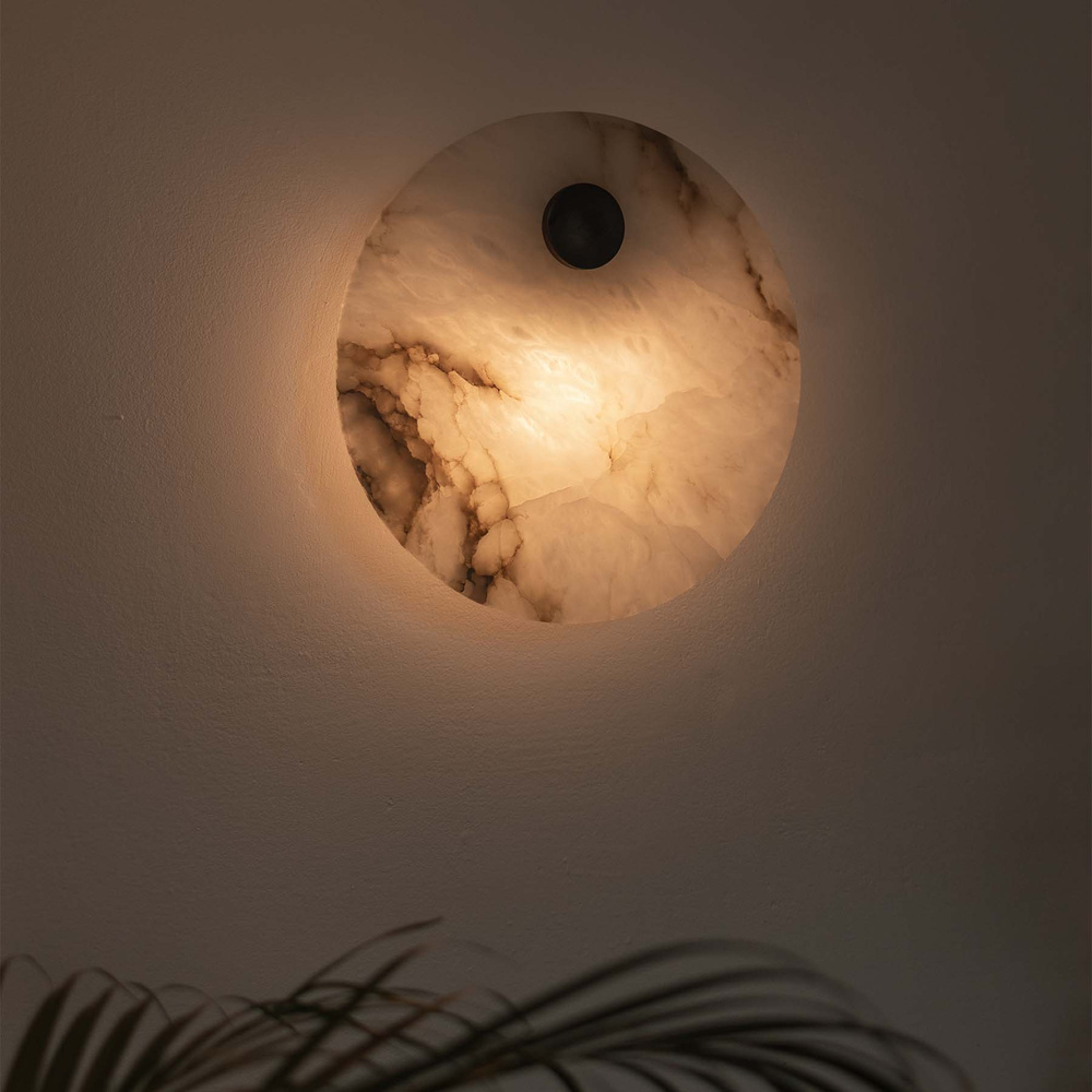 Embassy Interiors :: Eos Alabaster Wandleuchte / Wandleuchte, Durchmesser 30 cm, weißer Alabaster / Messing mit Patina
