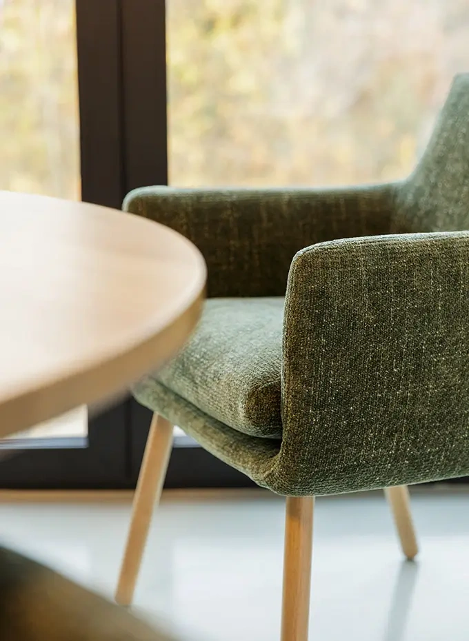 Sits :: Moa Bistro Polsterstuhl mit Armlehnen