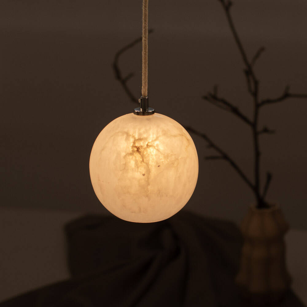 Embassy Interiors :: Lampa wisząca Selene śr. 16 cm alabastrowa mosiężne wykończenie