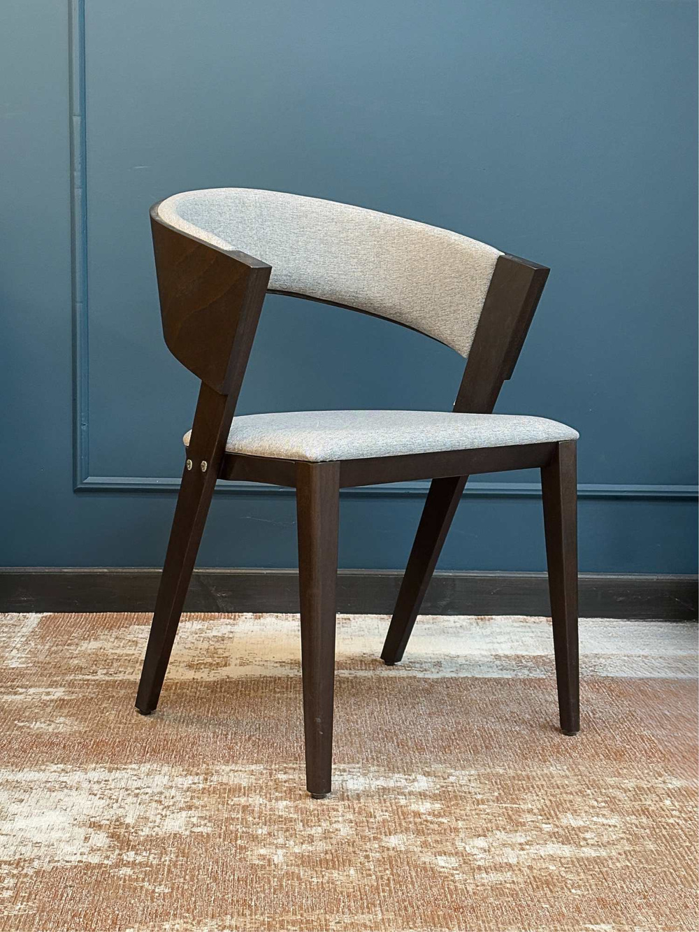 Fameg :: Cosy upholstered chair with armrests, light gray / dark walnut, width 55 cm