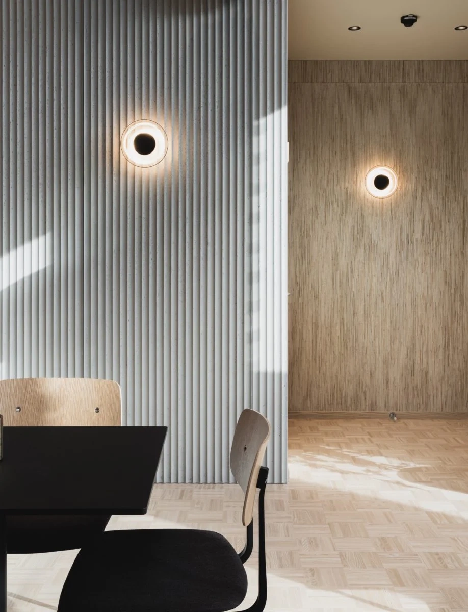 Marset :: Aura W/Canopy Wall Lamp, Black and Transparent, Diameter 17.9 cm