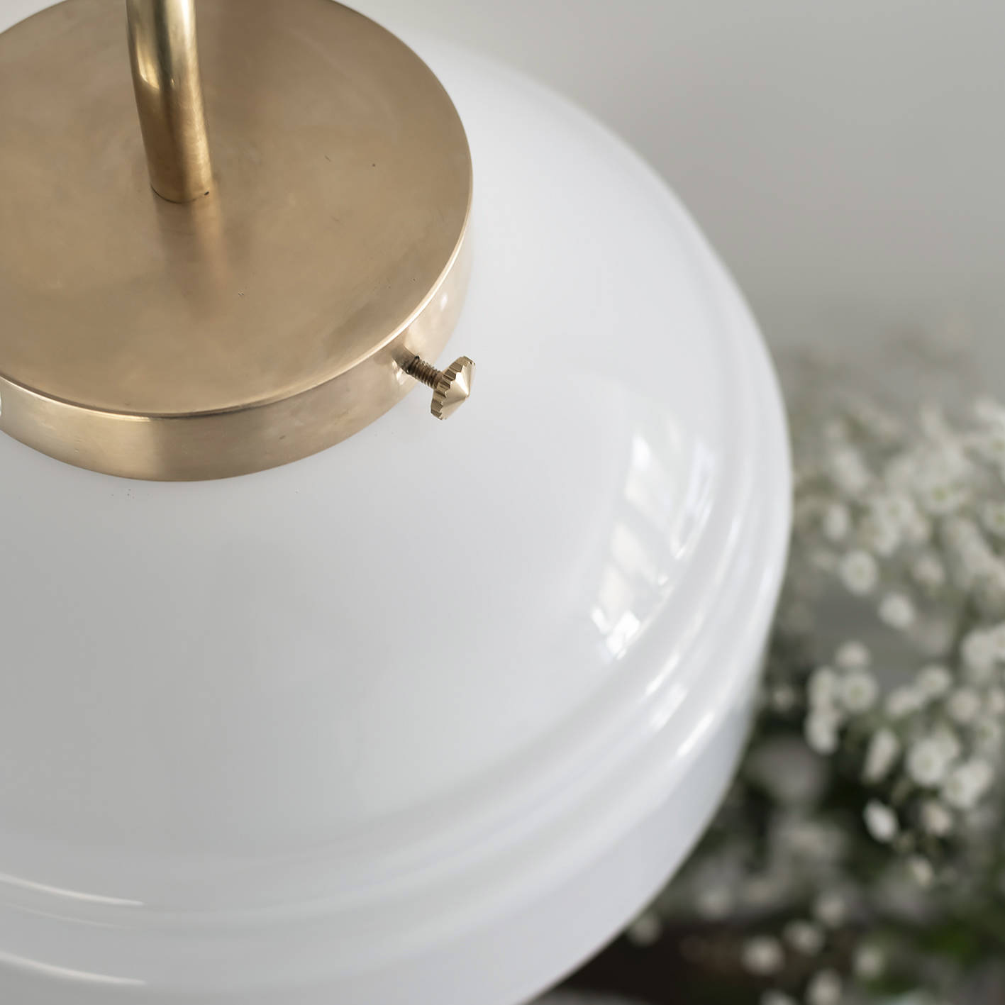 Embassy Interiors :: Wandlampe aus Glas Saturn mit einer flachen Montage Höhe 36,5 cm weiß