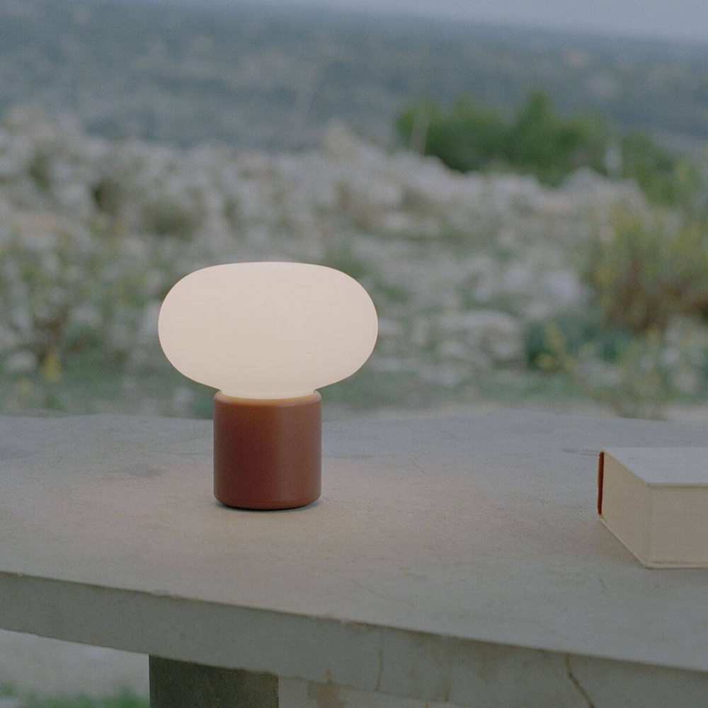 New Works :: Lampa stołowa Karl-Johan przenośna czerwona wys. 18 cm