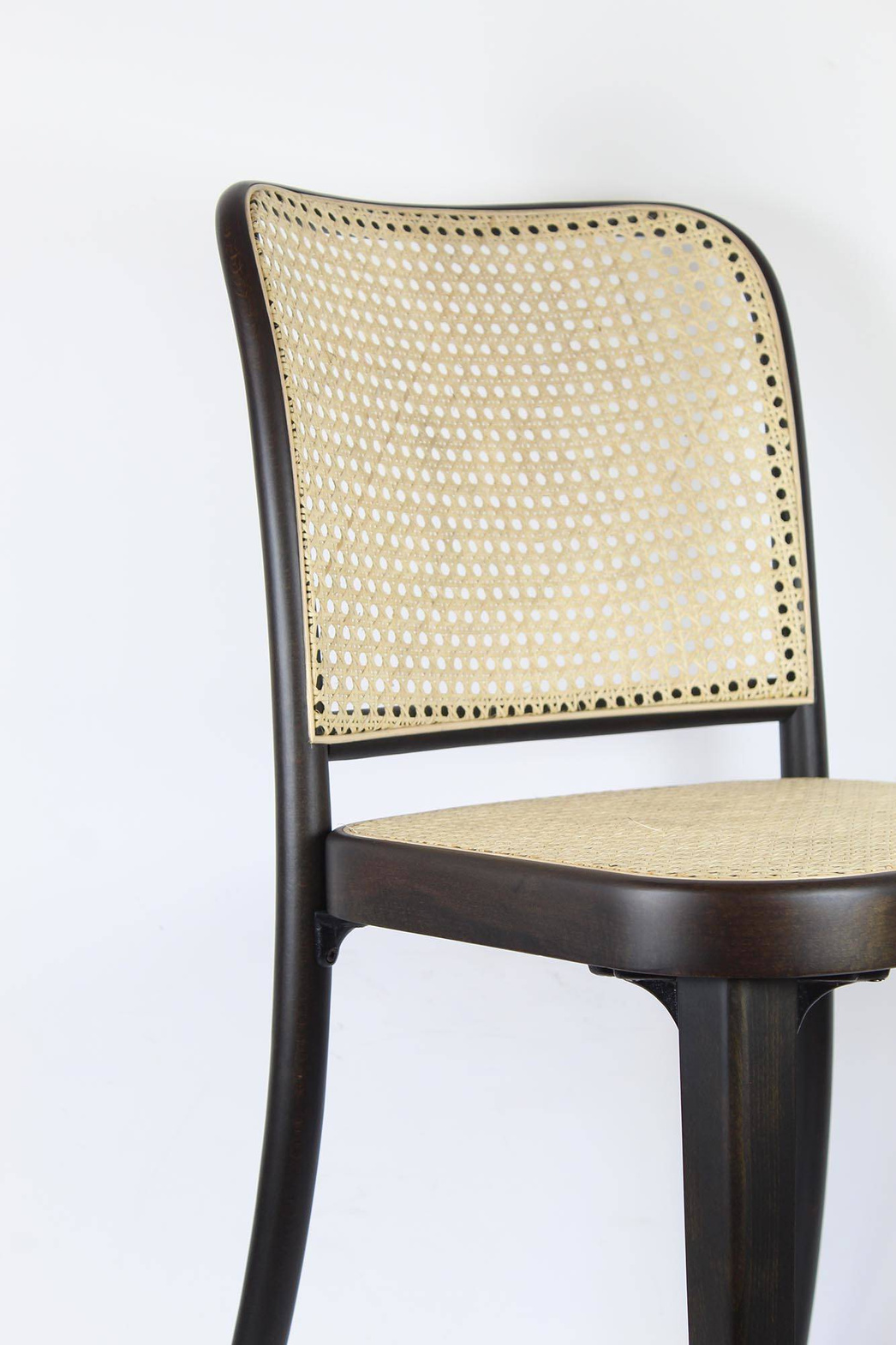 Fameg :: Stuhl aus Holz A811 dunkle Nuss mit einem Rack beige