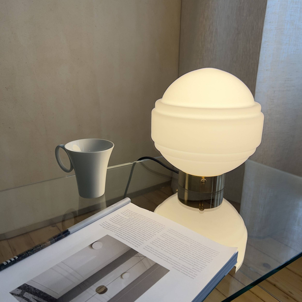 Embassy Interiors :: Szklana lampa stołowa Saturn biała śr. 25 cm