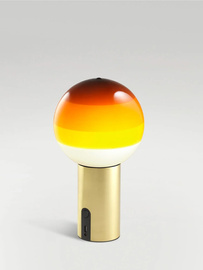 Marset :: Lampa stołowa Dipping wys. 22,2 cm bursztynowo-mosiężna bezprzewodowa