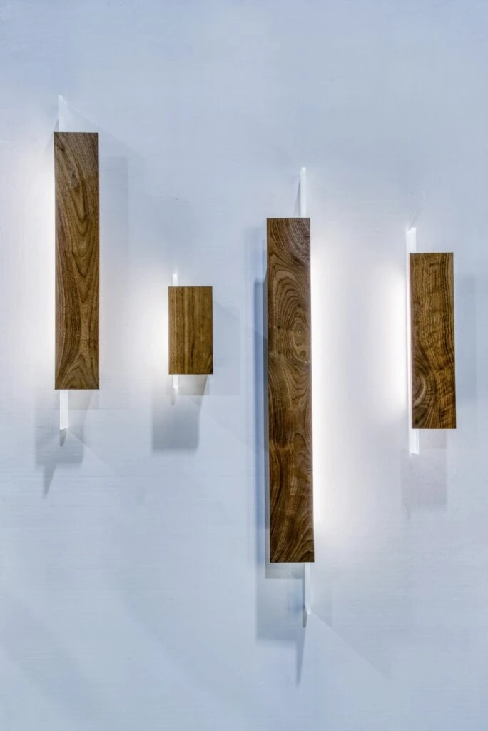 Loftlight :: Blaze Wandleuchte / Wandleuchte, Höhe 53 cm, sandgestrahltes Glas, Naturholz