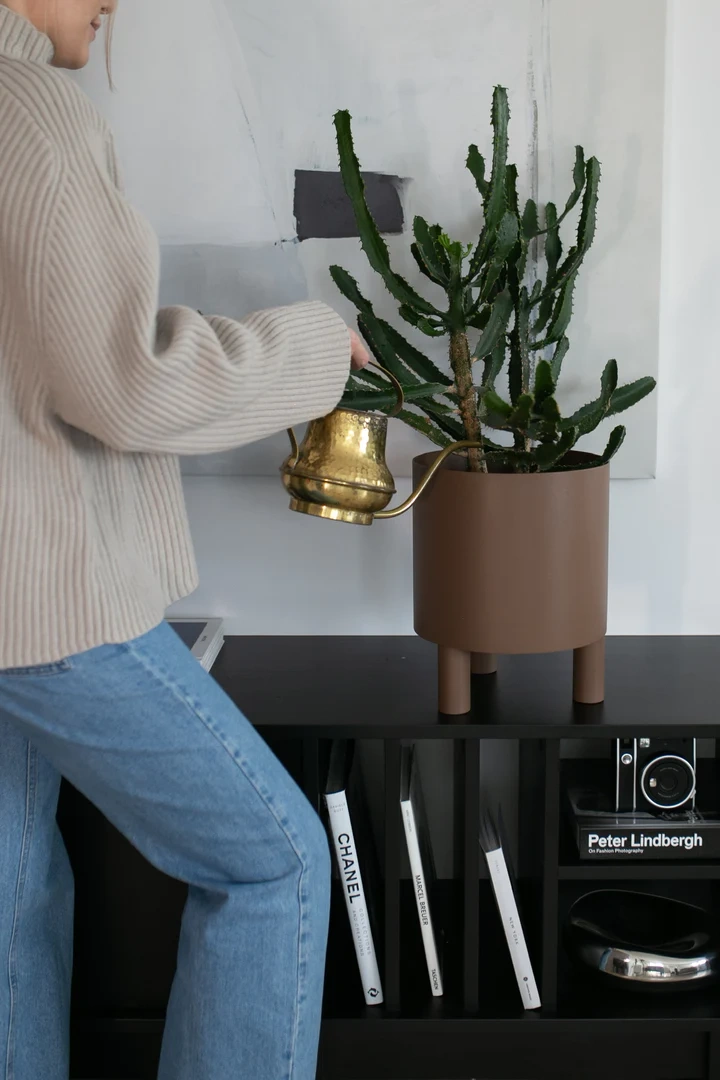 Loft Decora :: Doniczka metalowa Bom niebieska na nóżkach wys. 30 cm