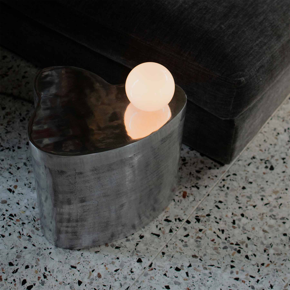 Embassy Interiors :: Aluminiumtisch mit Kugelleuchte / künstlerisches Lichtobjekt, Höhe 38 cm