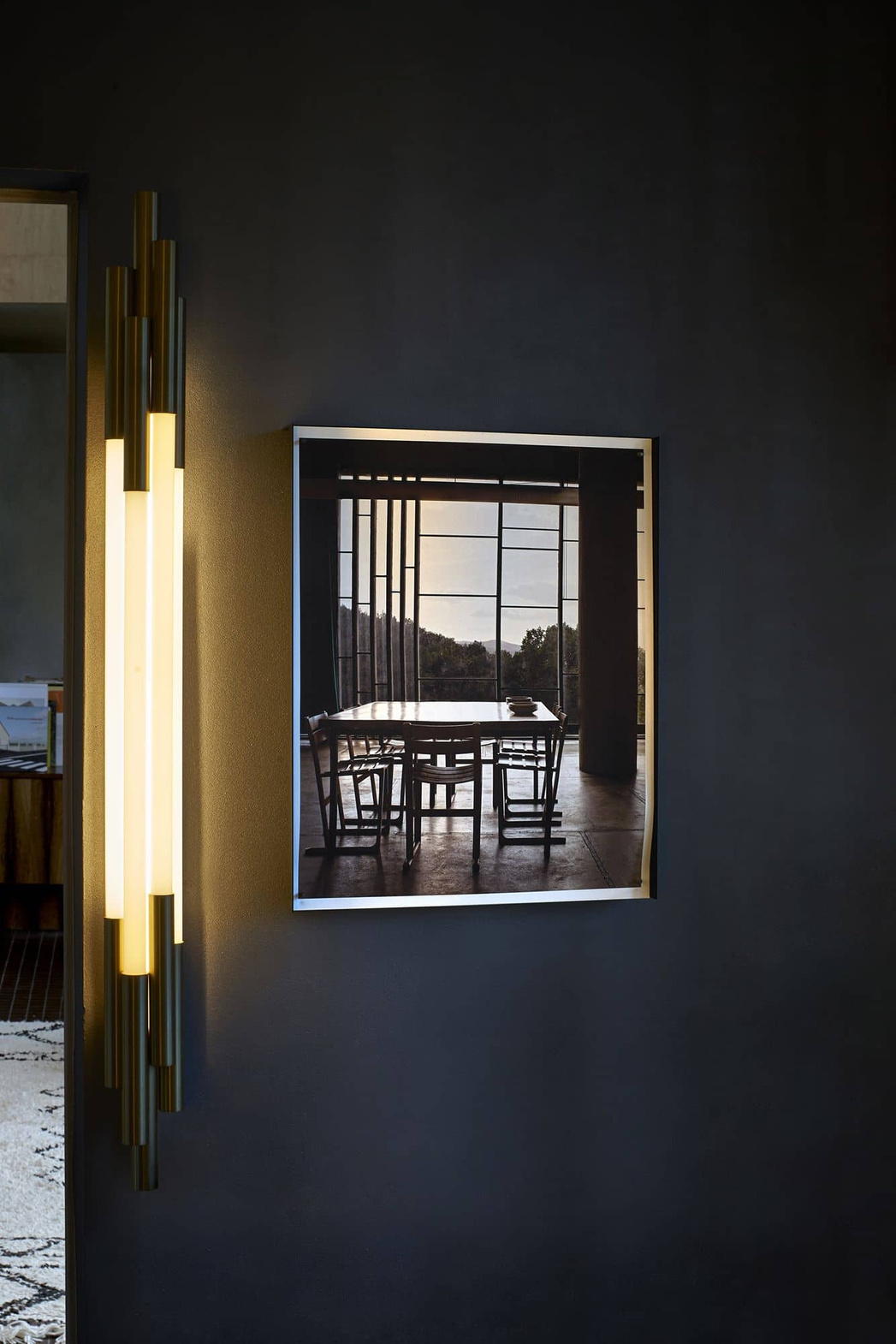 DCW :: Org weiß-goldene Wandleuchte, Höhe 105 cm