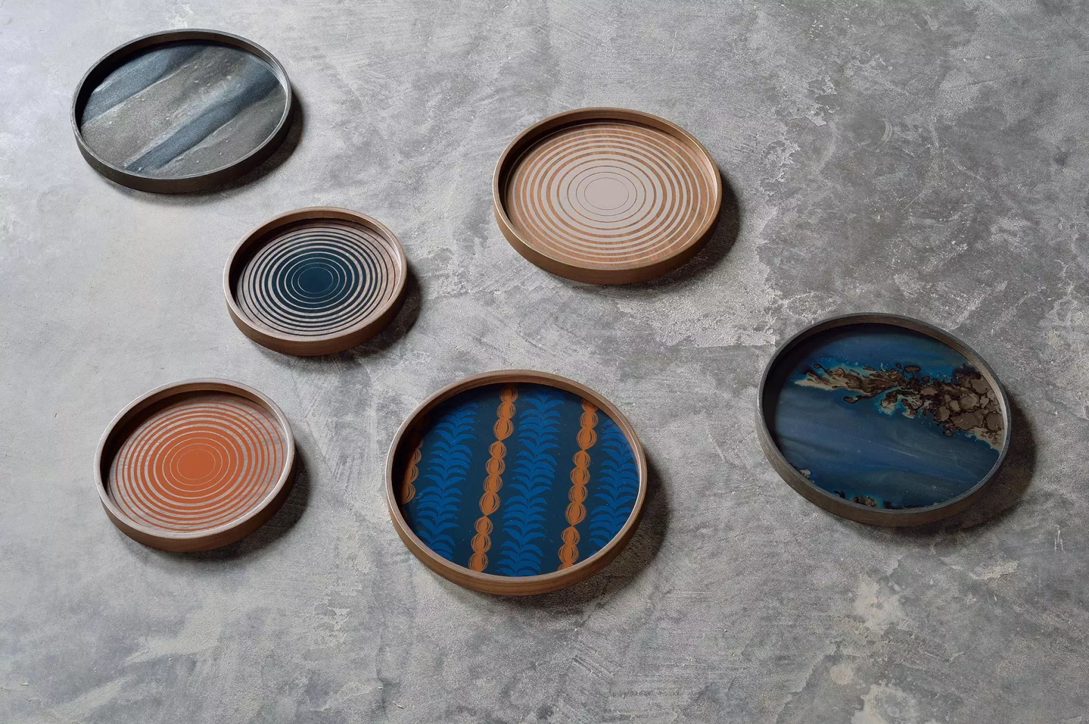 Ethnicraft :: Taca dekoracyjna okrągła Graphic Organic szaro-niebieska śr. 30 cm