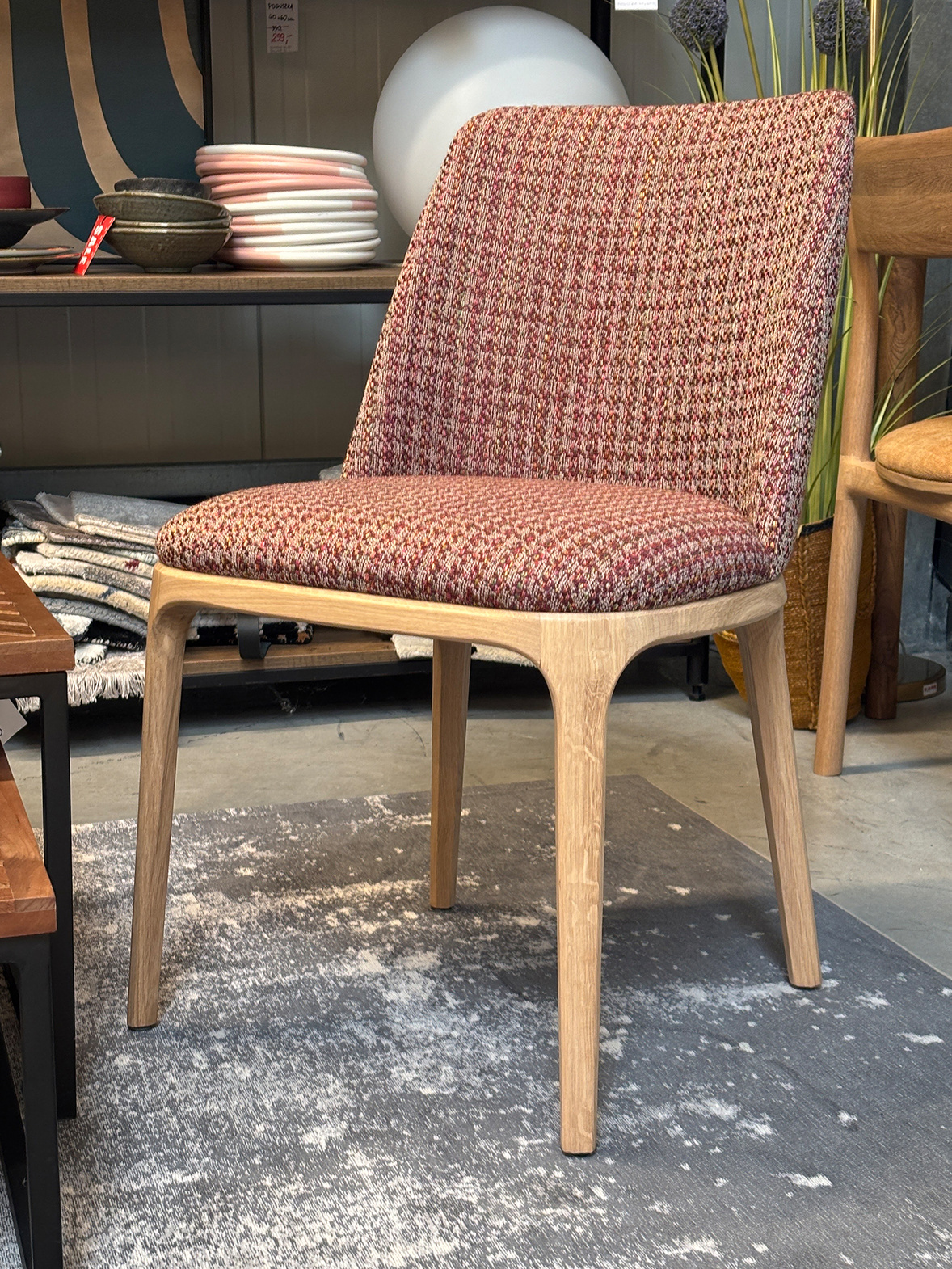 Claudie :: Krzesło tapicerowane Movano szer. 53,5 cm pepitka czerwono-beżowa 