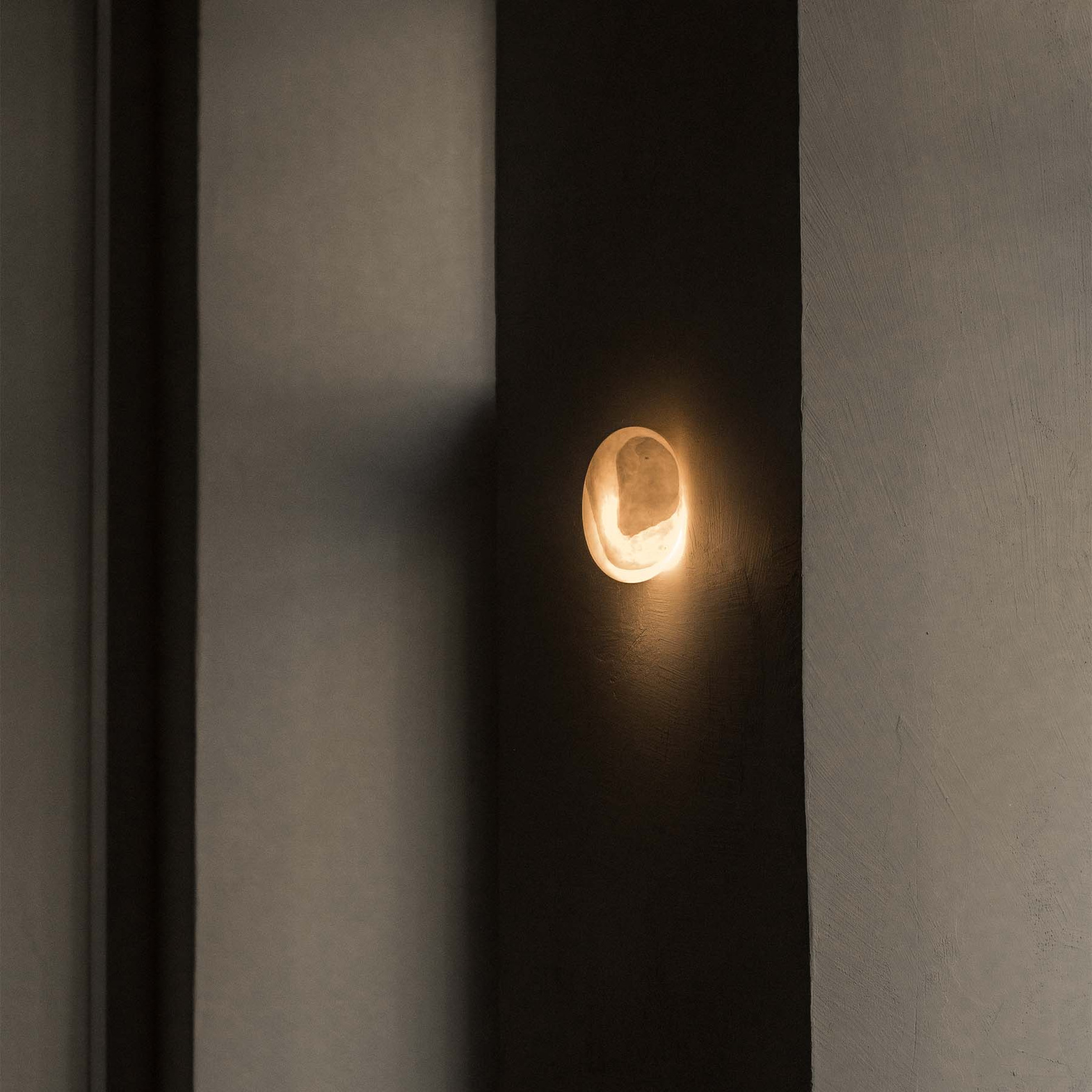 Embassy Interiors :: Lampa ścienna / Kinkiet Alkione alabaster śr. 15 cm wzór