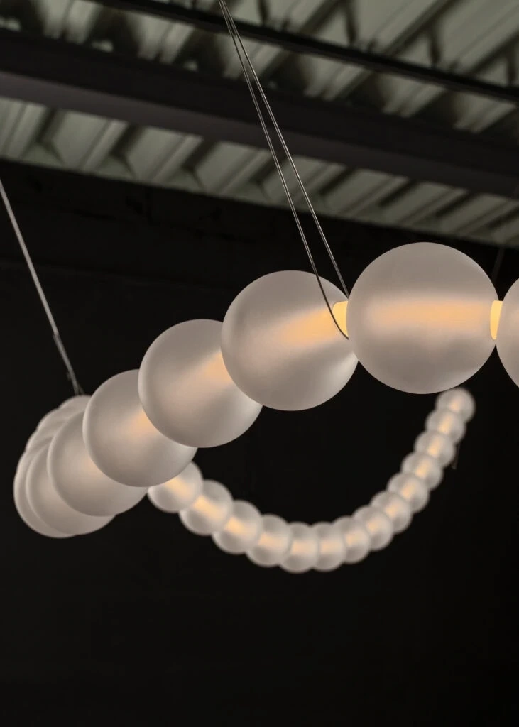 Loftlight :: Daisy Lampe, 75 Kugeln, Länge 500 cm, sandgestrahltes Glas