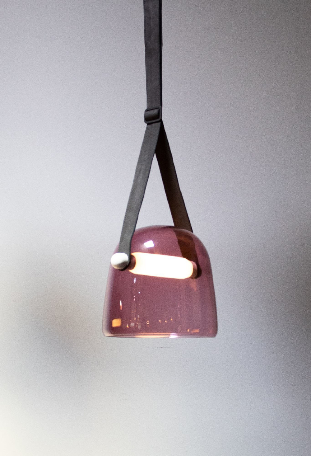 Brokis :: Lampa wisząca Mona Medium śr. 27 cm fioletowa