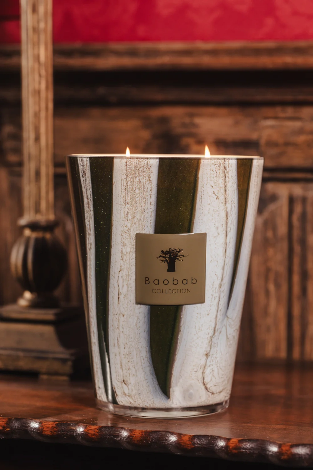 Baobab :: Świeca zapachowa Woods Sherwood rozmaryn / drewno cedrowe / wetyweria