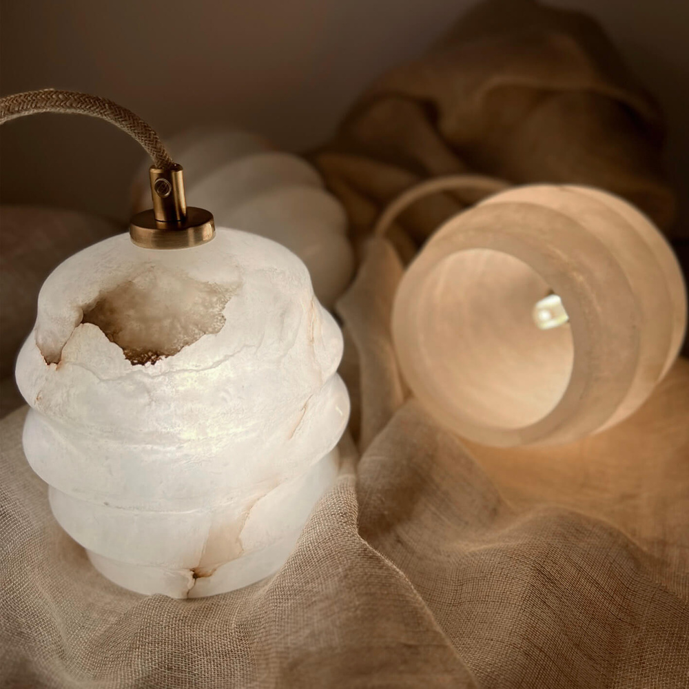 Embassy Interiors :: Kalliope Alabaster Messing Triadic Constellation Pendelleuchte/Kronleuchter