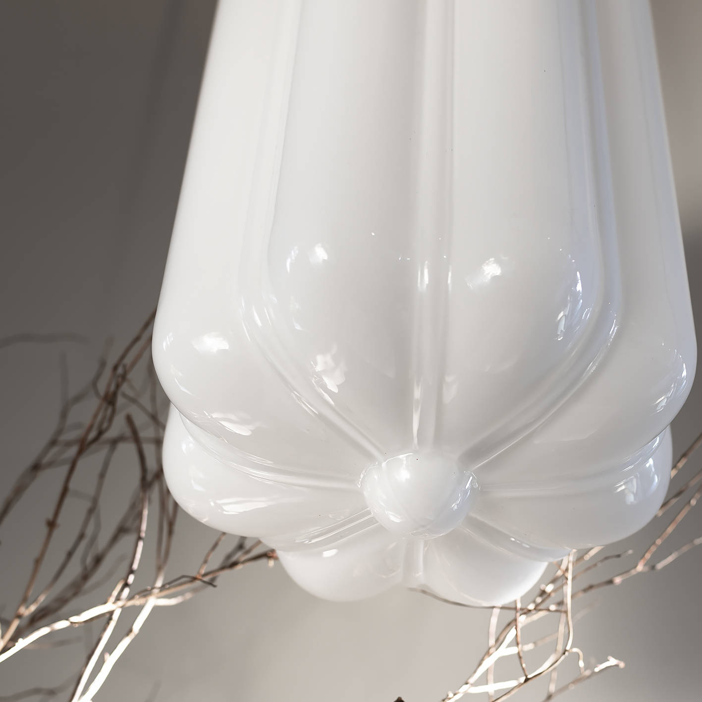 Embassy Interiors :: Szklana lampa ścienna / kinkiet Deco biały (opalowy) z płaskim mocowaniem wys. 42 cm